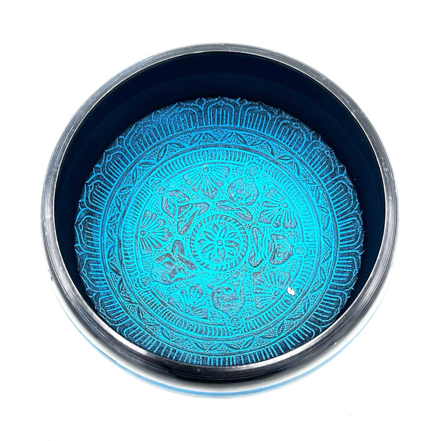 Intérieur d'un bol tibétain bleu avec cinq Bouddhas gravés.