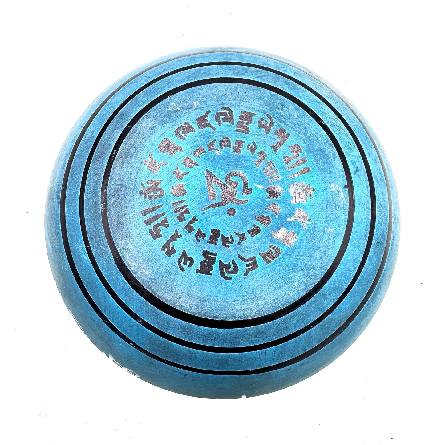 Dos d'un bol tibétain bleu avec des mantras noirs gravé