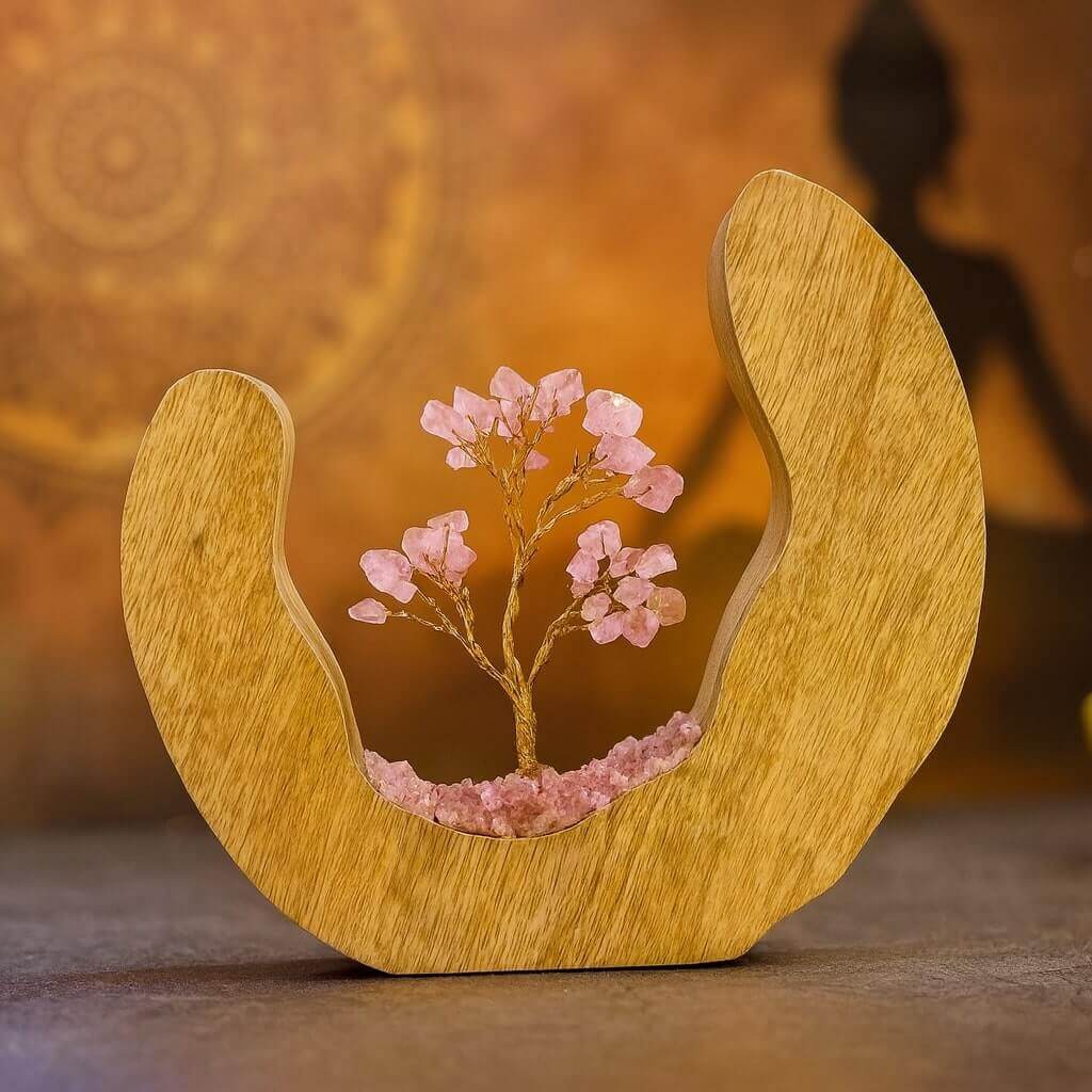 Arbre de vie en quartz rose sur tronc doré dans un croissant de lune en bois.
