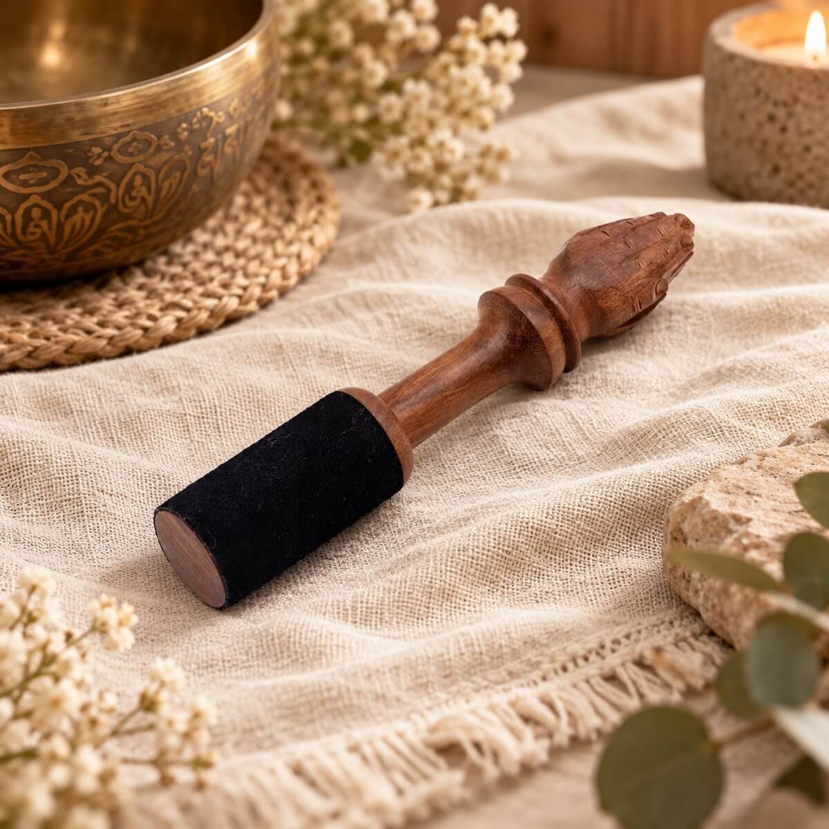 Bâton de méditation en bois de 14 cm sculpté de deux mains jointes, embout recouvert de noir