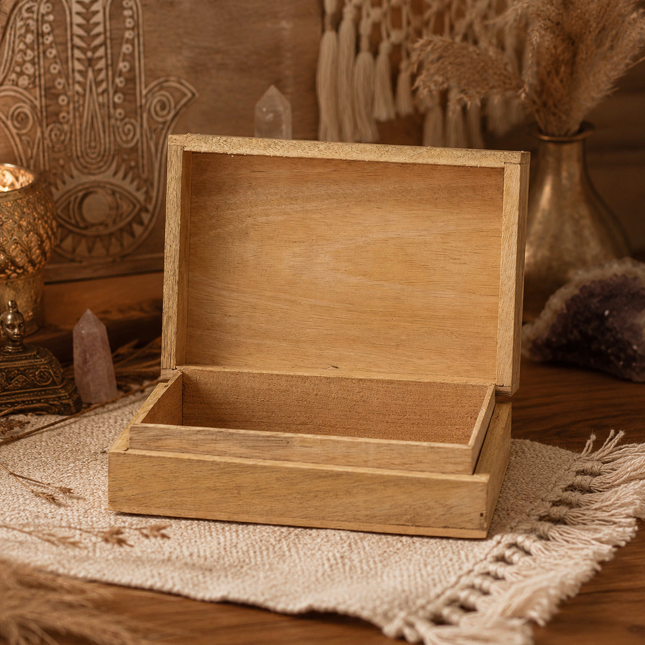 Boîte à bijoux Main de Fatma ouverte, plateau amovible et intérieur en bois naturel.