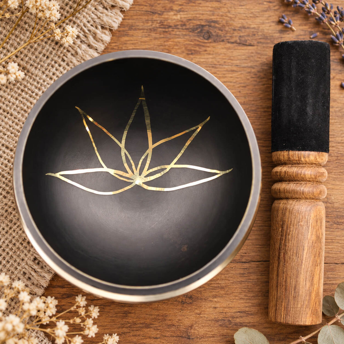 Fleur de lotus dorée au fond du bol chantant tibétain noir