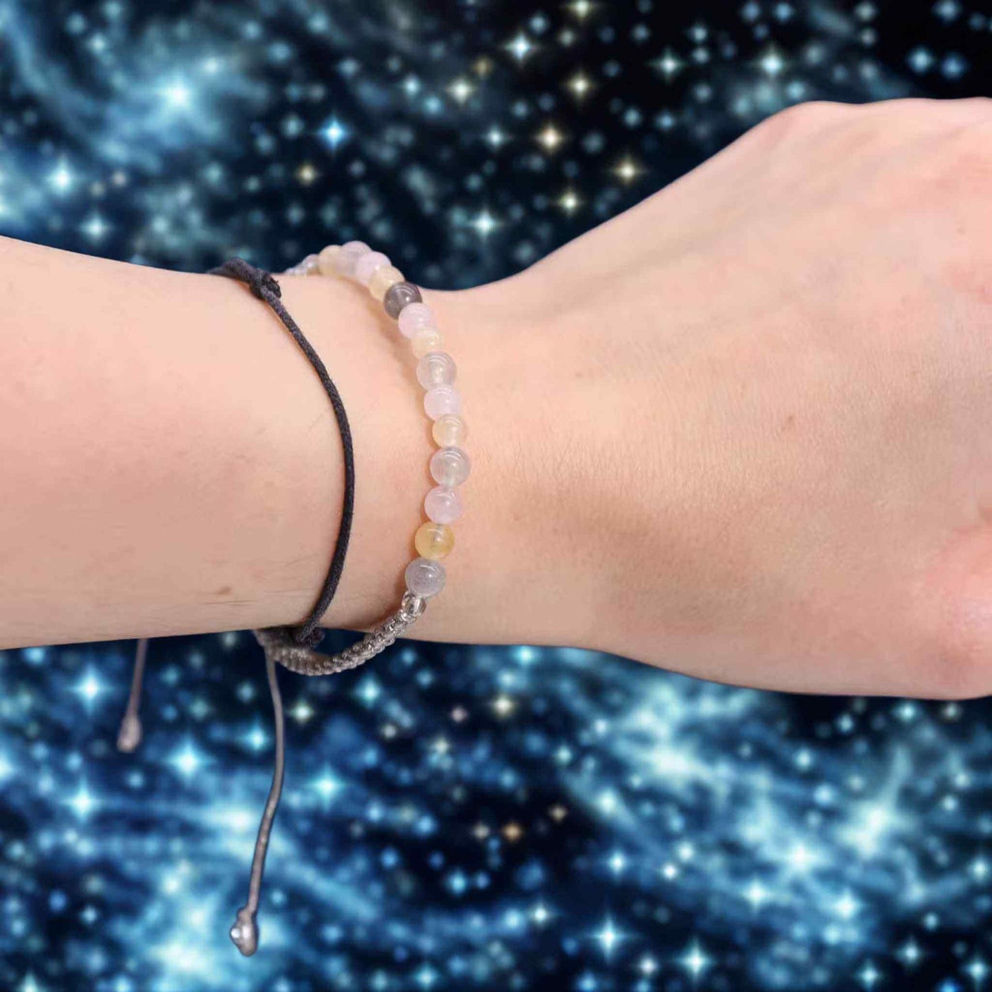 Bracelet astrologique Gémeaux en citrine quartz rose et moonstone porté au poignet.