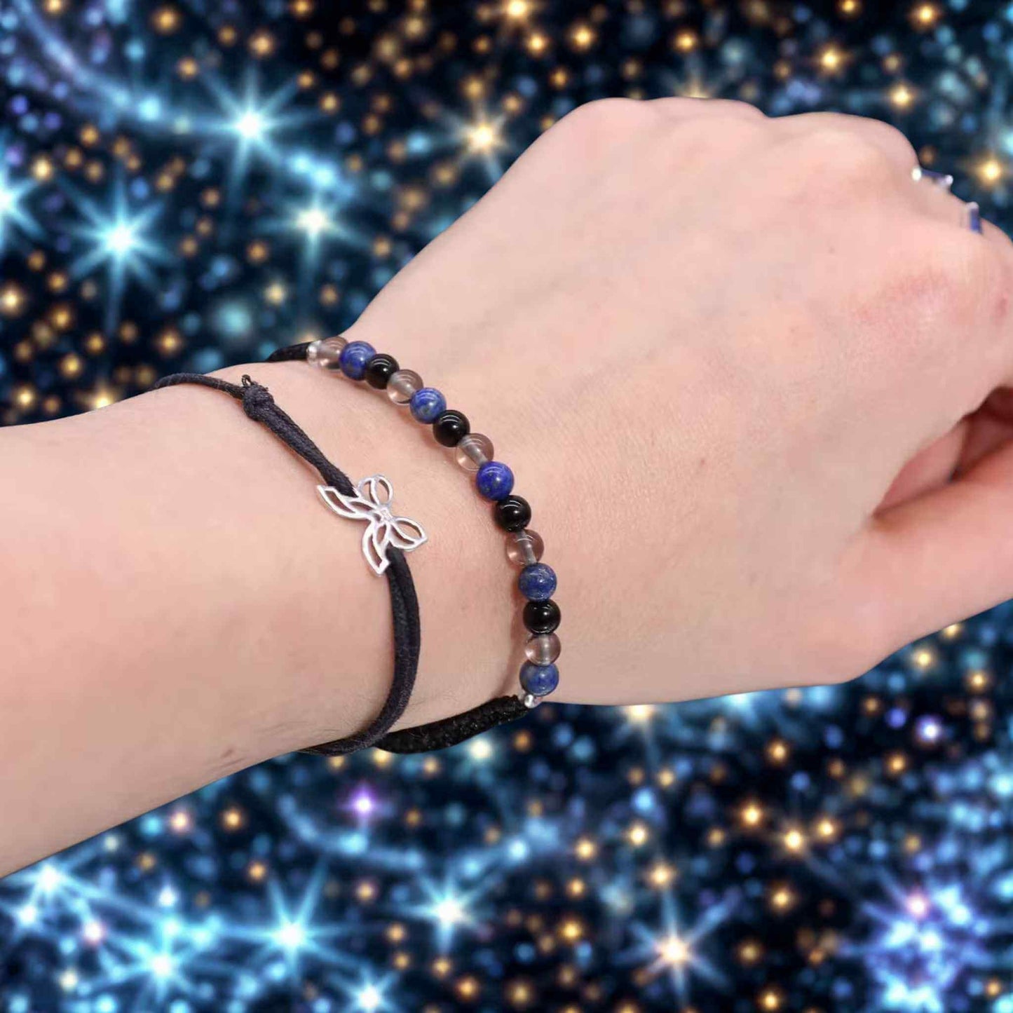 Bracelet astrologique Scorpion en quartz fumé lapis lazuli et obsidienne noire porté au poignet.