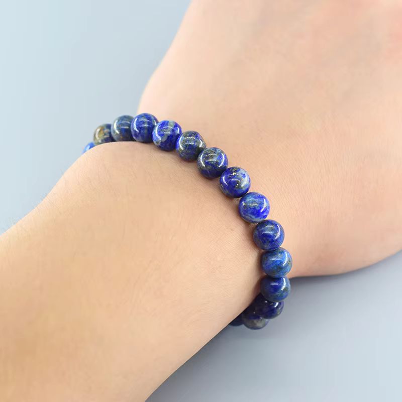 Bracelet lapis lazuli porté au poignet montrant l'éclat naturel des perles
