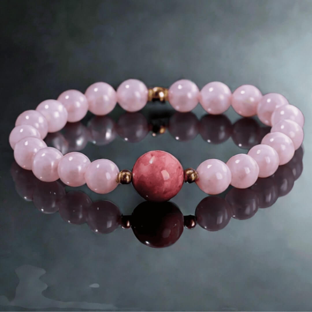 Détail du bracelet en pierres naturelles avec quartz rose et perle centrale en rhodonite.