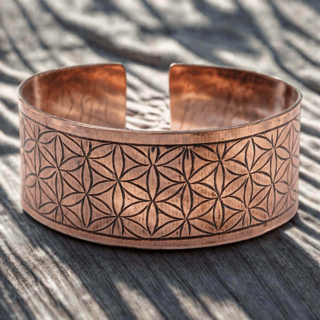 Bracelet tibétain manchette large en cuivre avec gravure de la Fleur de Vie sur fond texturé.