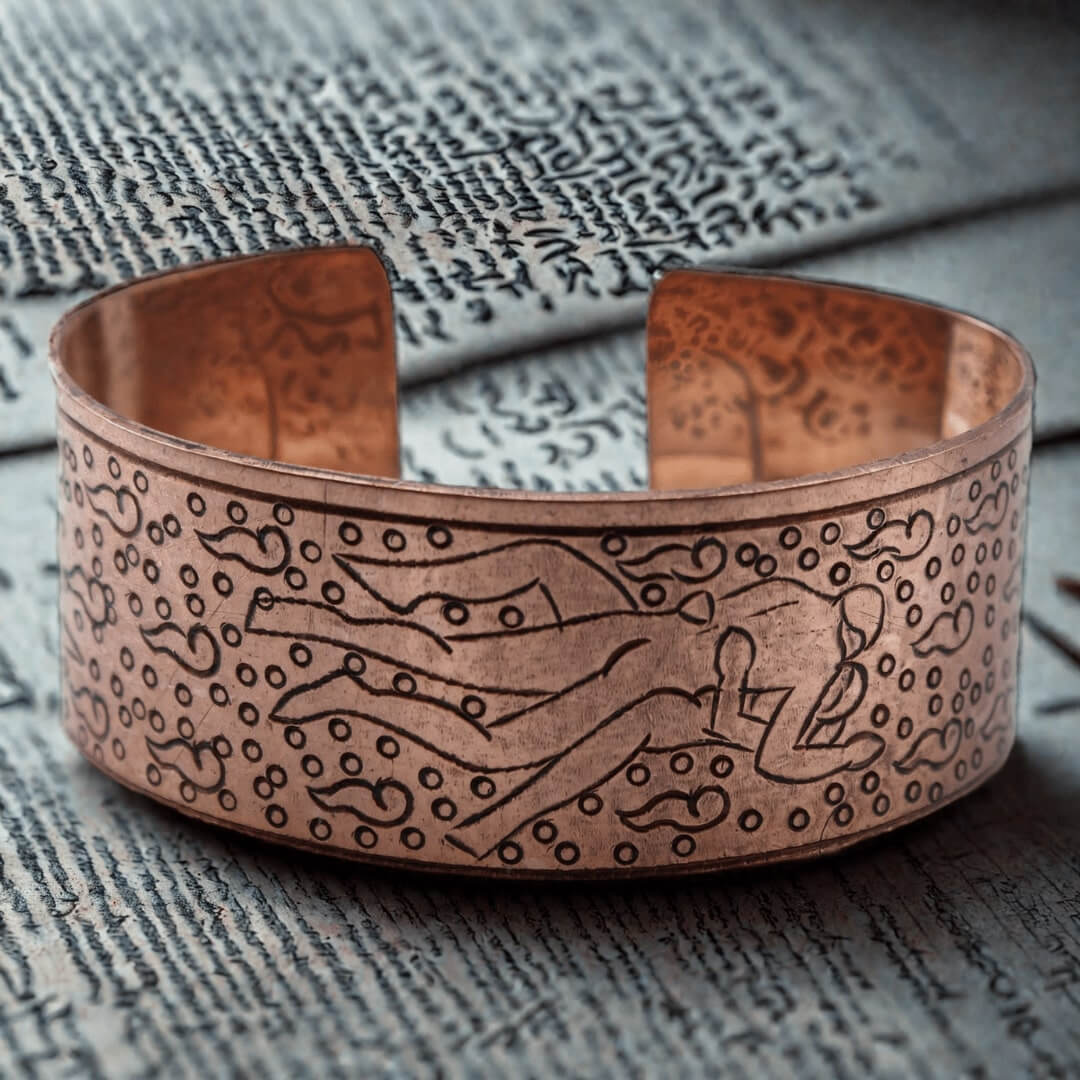 Bracelet tibétain manchette en cuivre avec gravures tantriques traditionnelles sur fond ancien.
