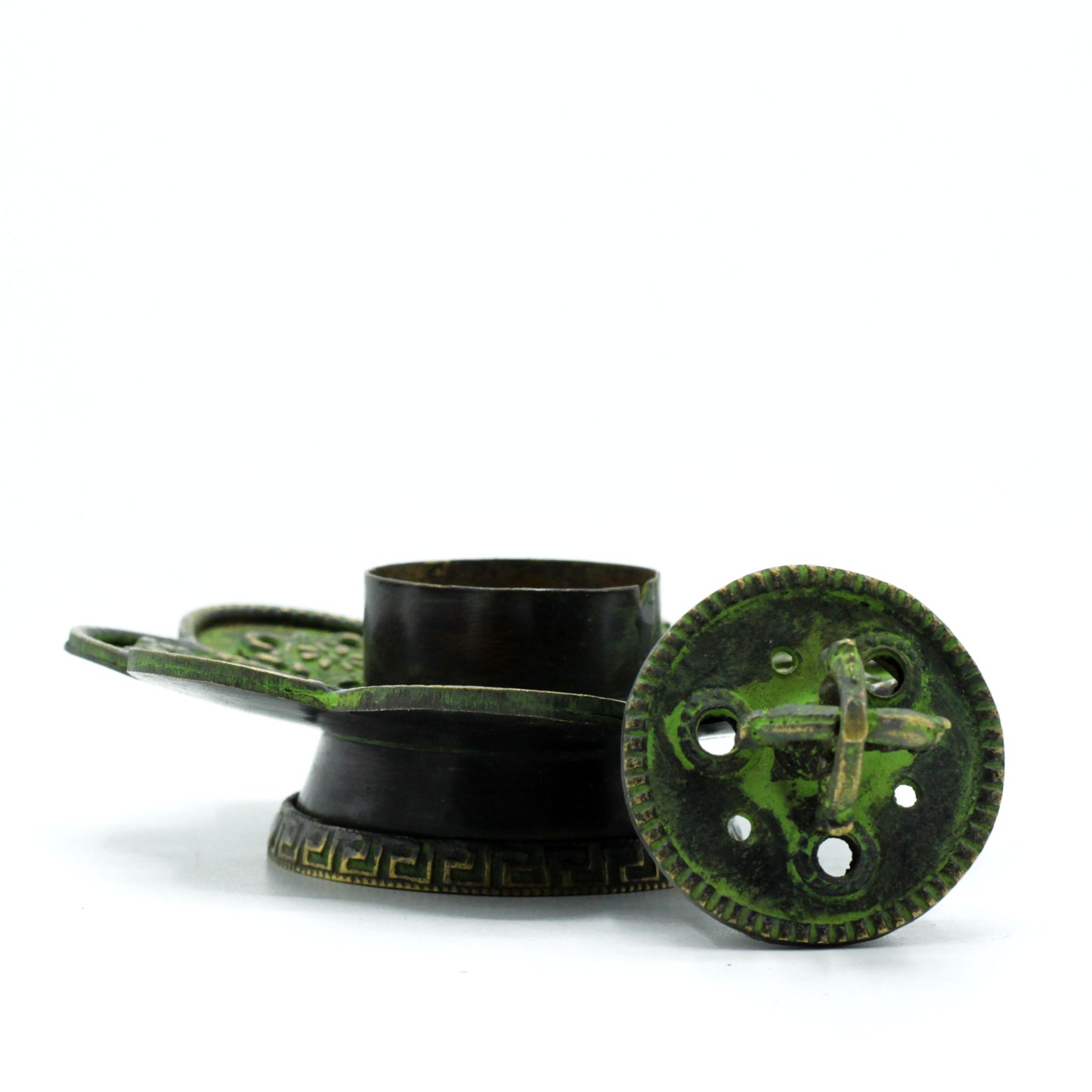 Vue rapprochée du brûleur d'encens verdigris révélant les détails des motifs ajourés et la sublime patine vert antique.