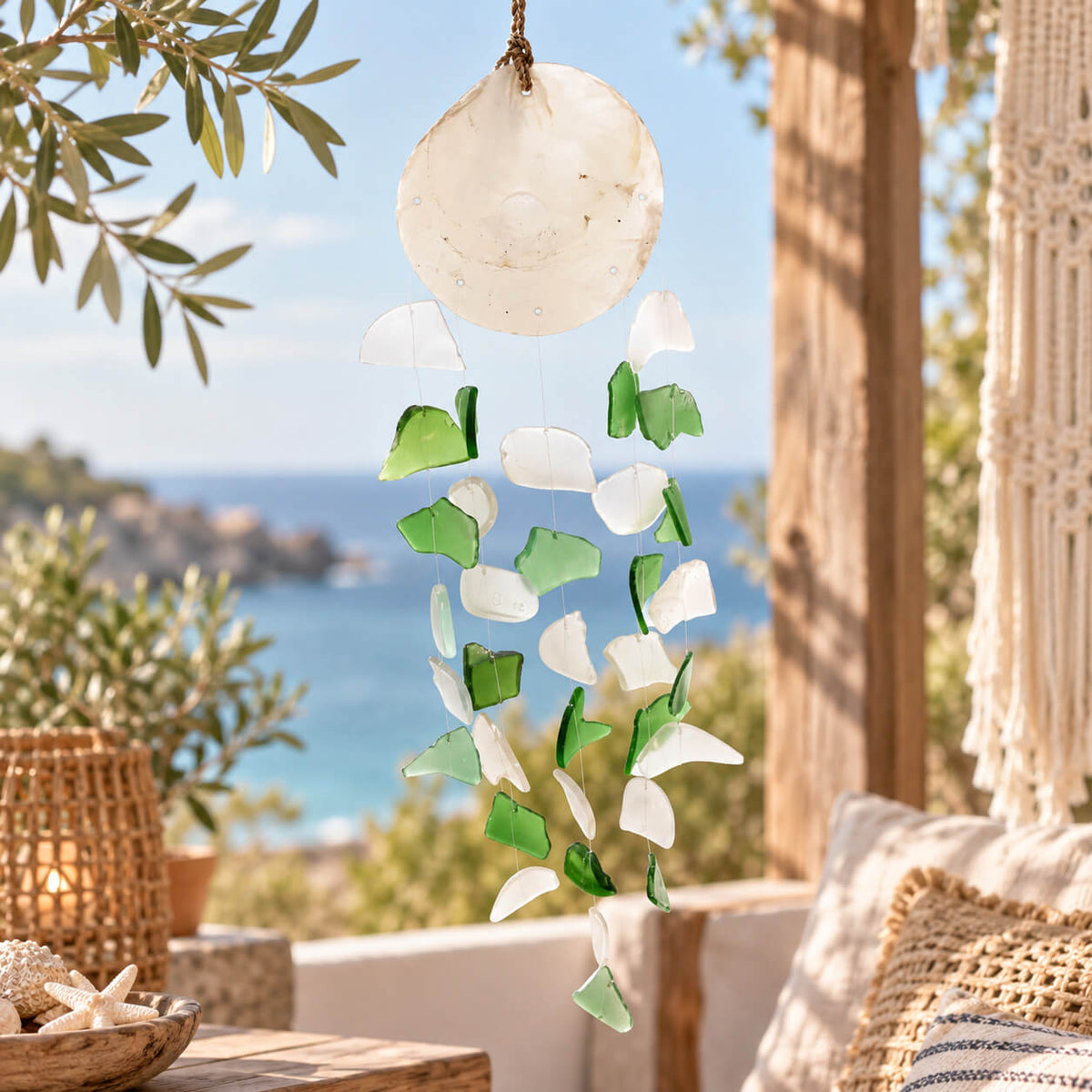 Carillon à vent avec disque en nacre naturelle et éclats de verre recyclé vert et blanc, décoration bohème
