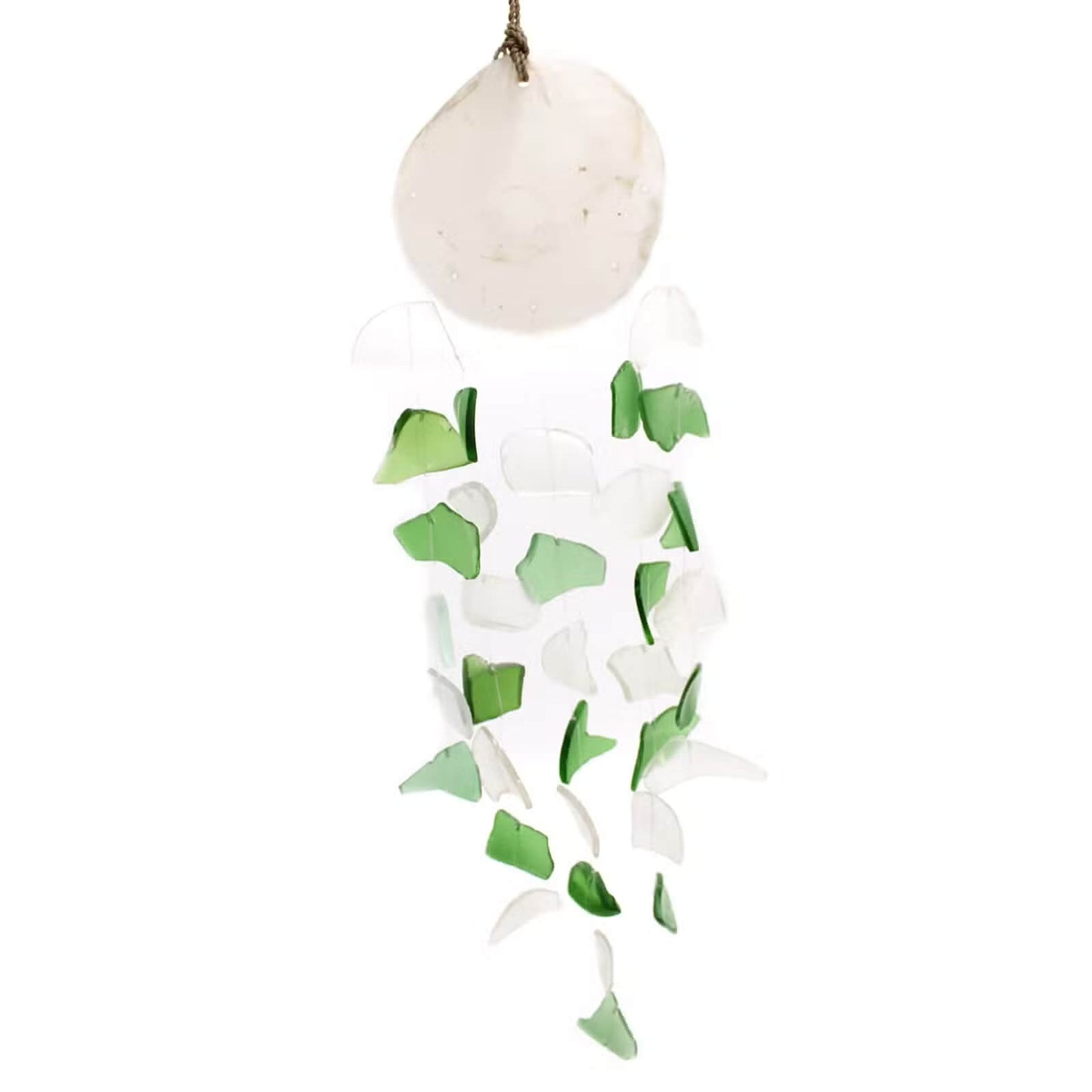 Carillon à vent en verre recyclé vert et blanc avec coquillage naturel, création artisanale indonésienne.