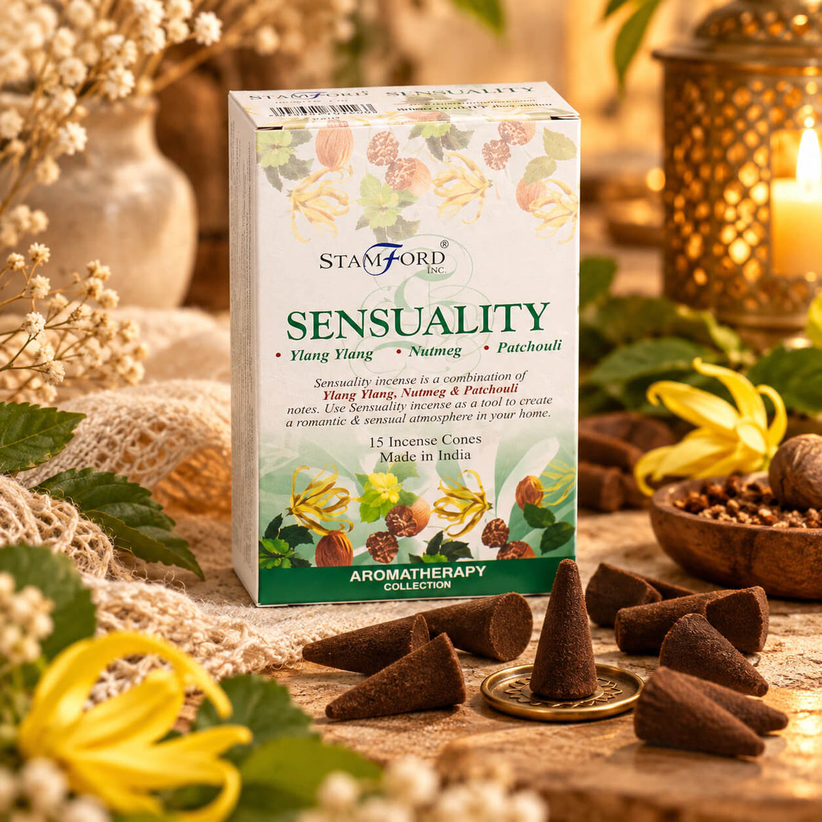 Boîte de cônes d'encens Sensualité aux notes d'ylang ylang, de muscade et de patchouli, cônes posés autour d'une coupelle, fleurs jaunes et noix de muscade en décor