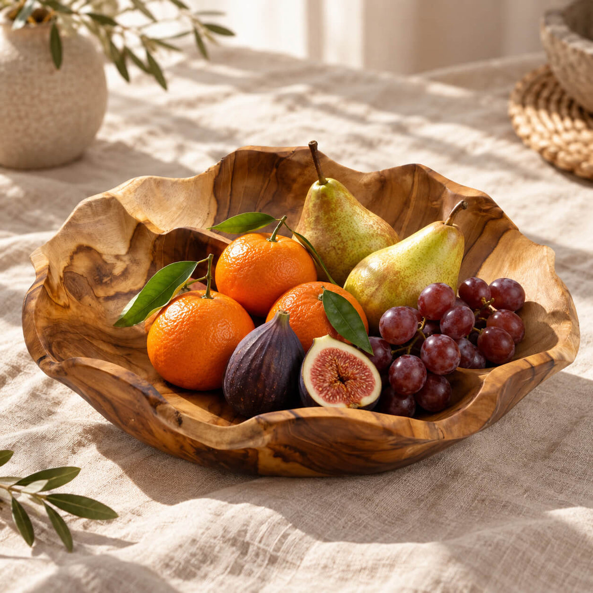 Coupe en bois de teck à trois compartiments garnie d'oranges, poires, figues et raisins