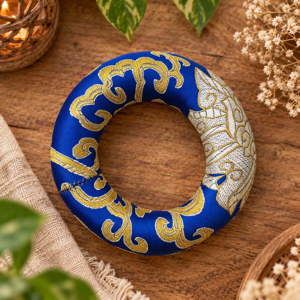 Coussin en anneau bleu roi de 10 cm orné de nuages dorés et d’un lotus crème, pour bol tibétain