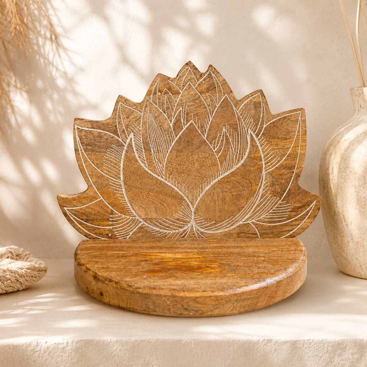 Étagère murale en forme de fleur de lotus sculptée en bois de manguier avec gravures blanchies.