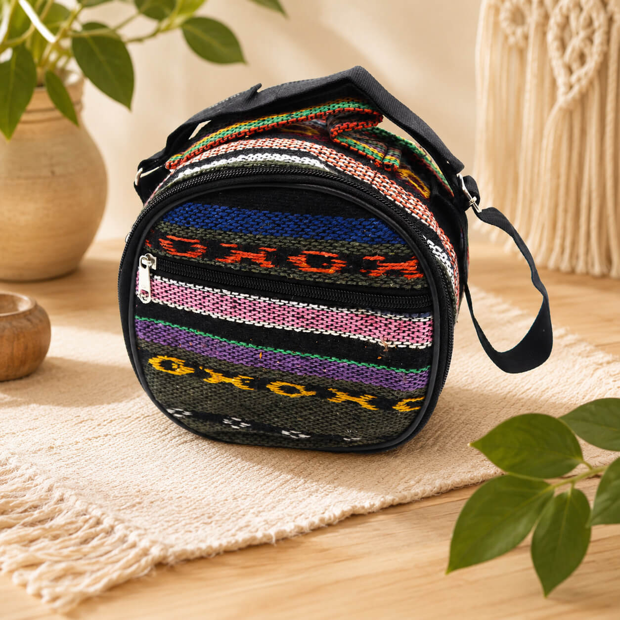 Housse de transport tissée ethnique multicolore avec bandoulière pour tongue drum 16cm, incluse à la livraison.
