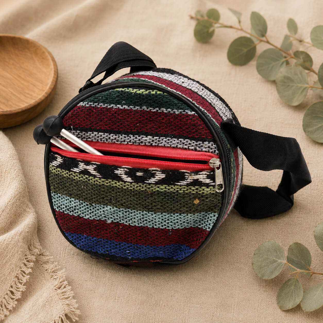 Housse de transport tissée ethnique avec zip rouge et mailloches glissées pour tongue drum noir mandala.