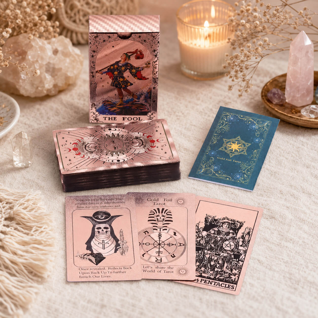 Dos de carte du jeu de tarot or rose à motif lunaire, avec livret et cartes étalées