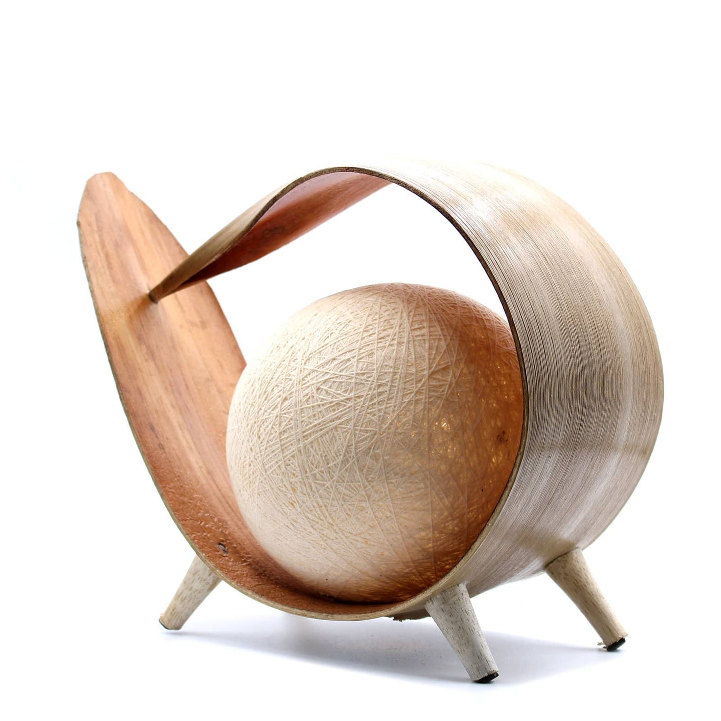 Belle lampe en feuille de coco en forme de boucle sur fond blanc