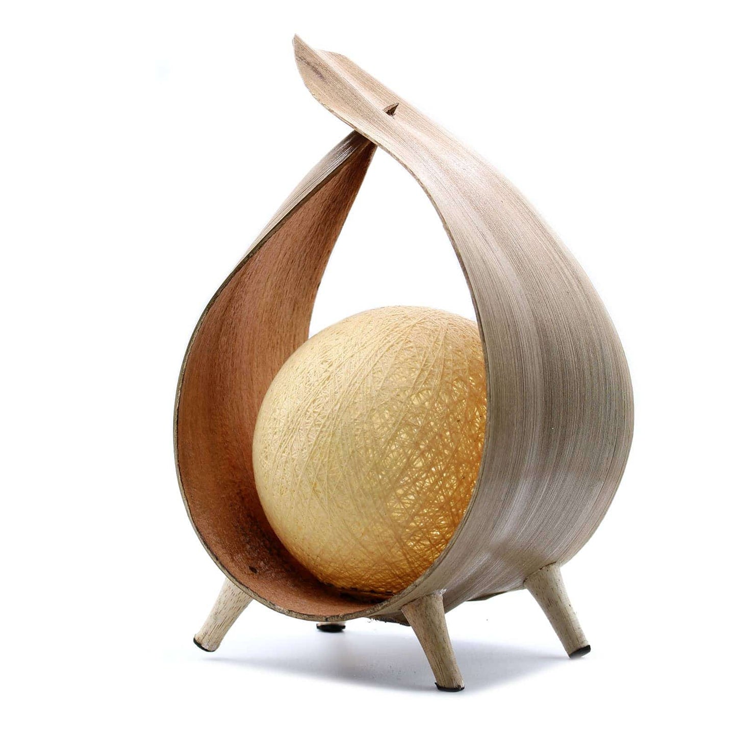 Belle lampe en feuille de coco forme enveloppe.