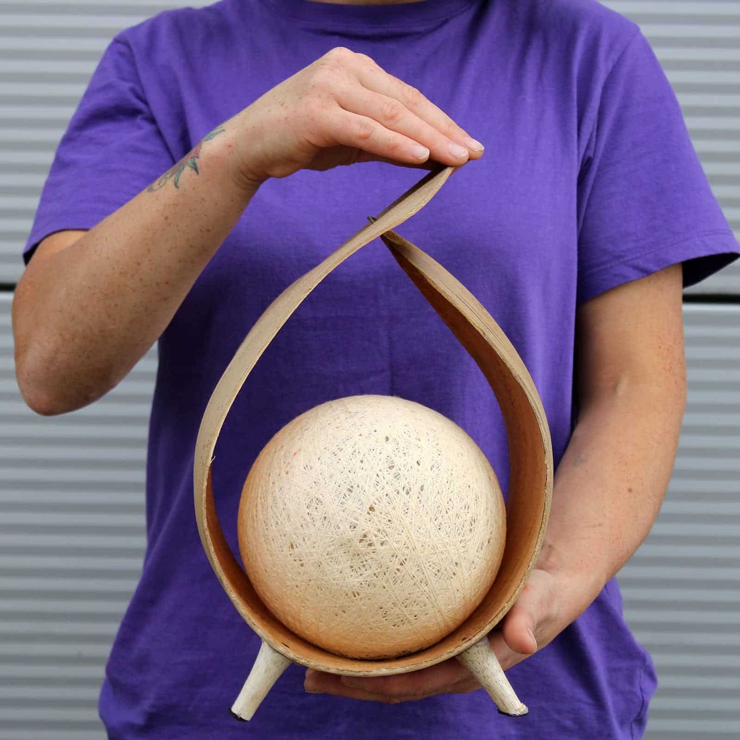 magnifique lampe en feuille de coco dans le main pour voir la taille.