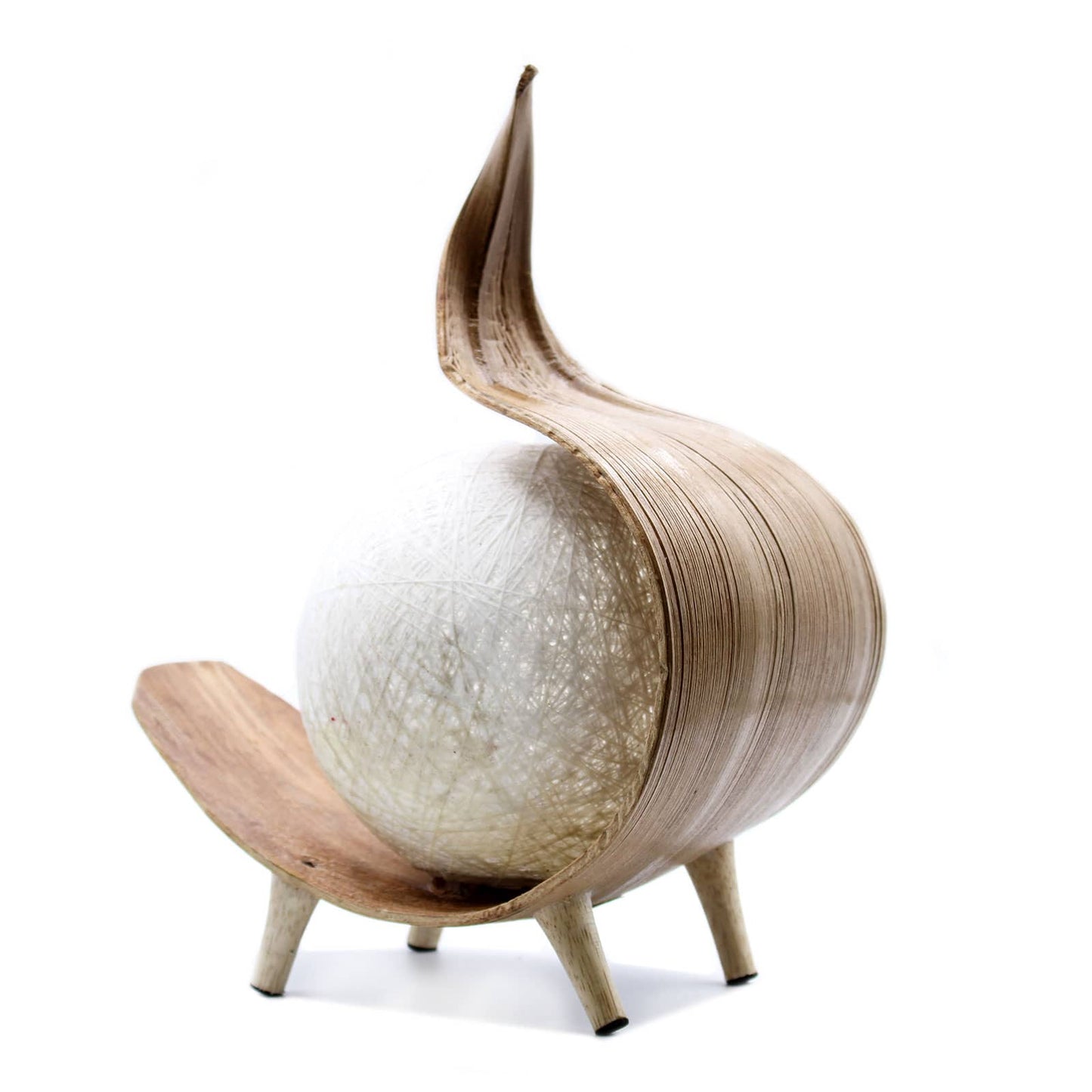 Lampe en feuille de coco en forme de torsade sur fond blanc