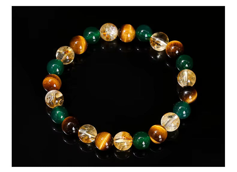 Bracelet en œil de tigre, agate verte et cristal sur fond noir mettant en valeur les reflets.
