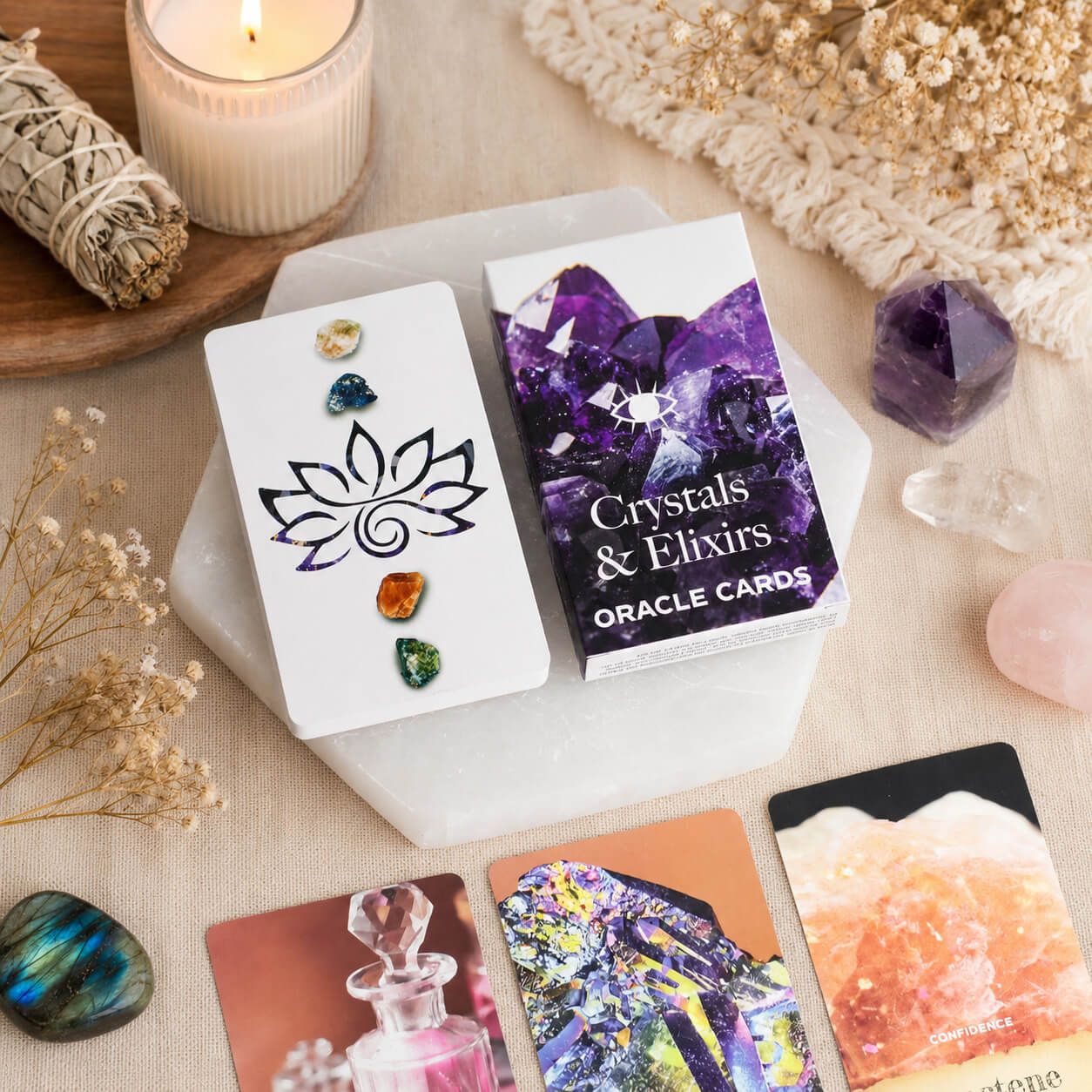 Dos de carte du jeu d'oracle avec logo fleur de lotus, entouré de pierres naturelles