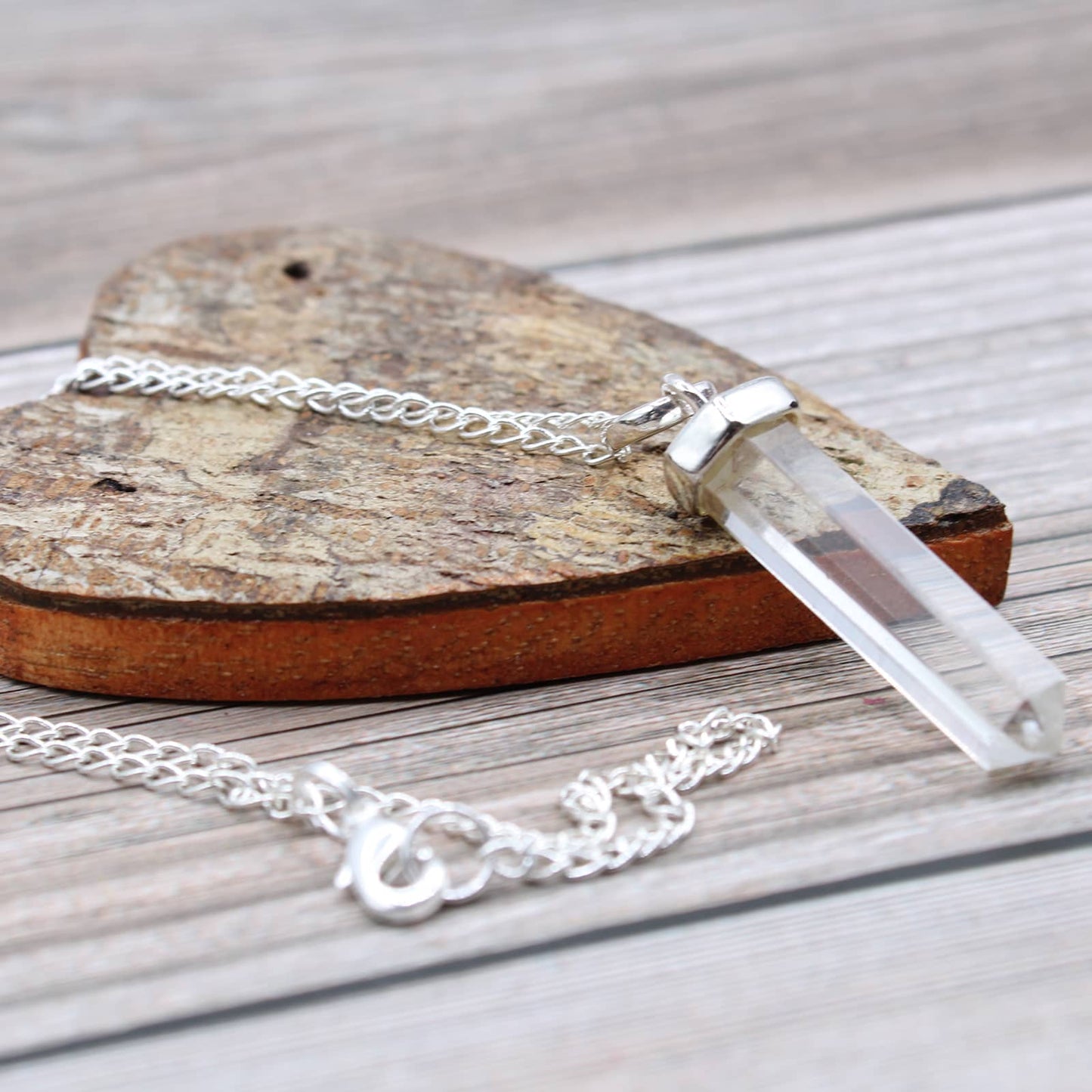Pendentif classique en Quartz Cristal avec chaîne sur coeur