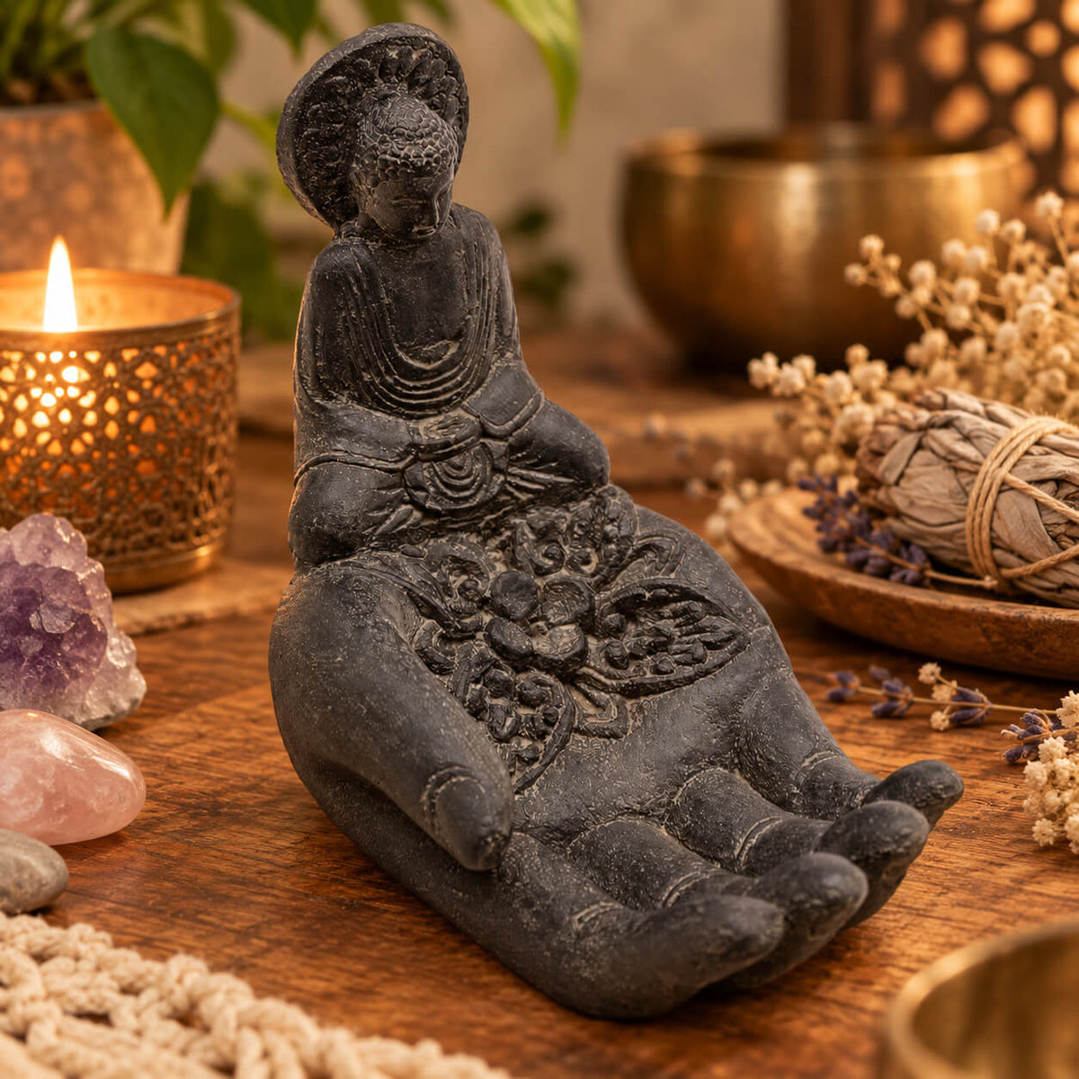 Porte-encens main de Bouddha vu de face, paume ornée d'une fleur sculptée et Bouddha assis aux yeux baissés