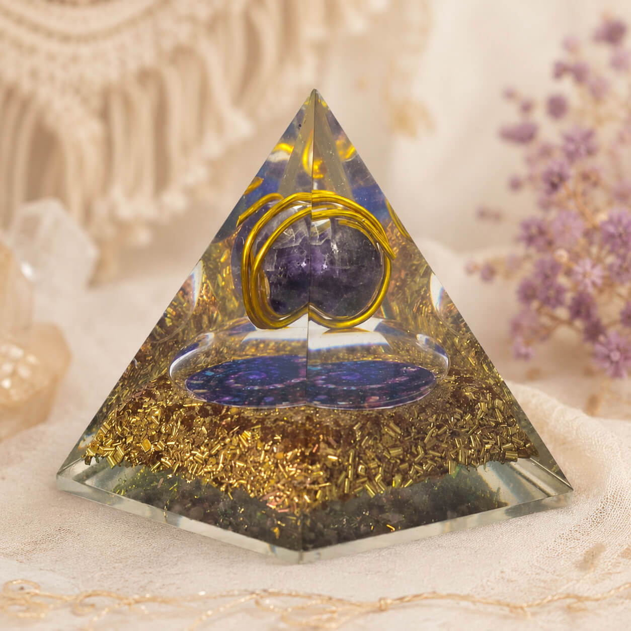 Base de la pyramide en orgonite montrant les éclats de cuivre doré et le mandala violet