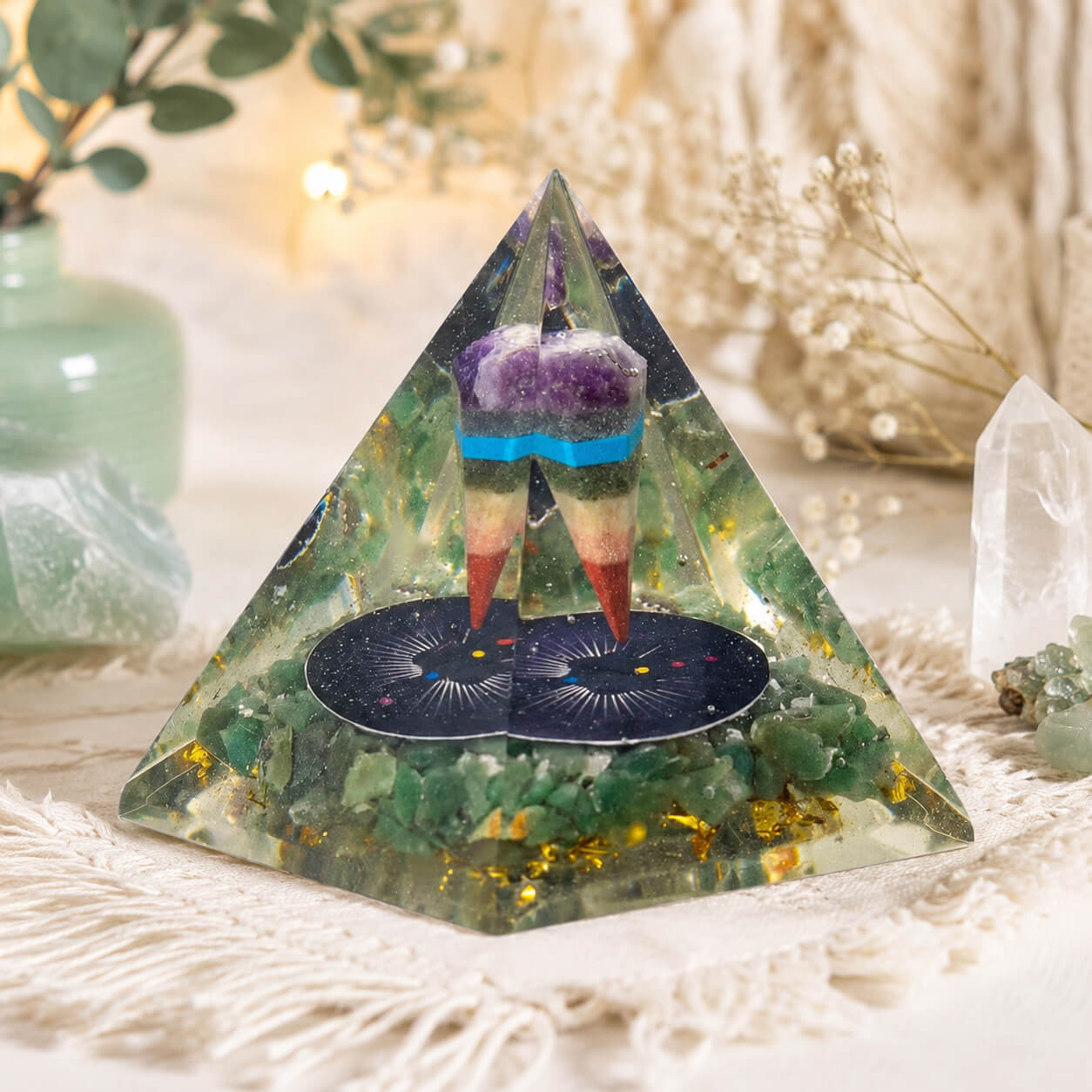Base de la pyramide en orgonite montrant les éclats d'aventurine verte naturelle