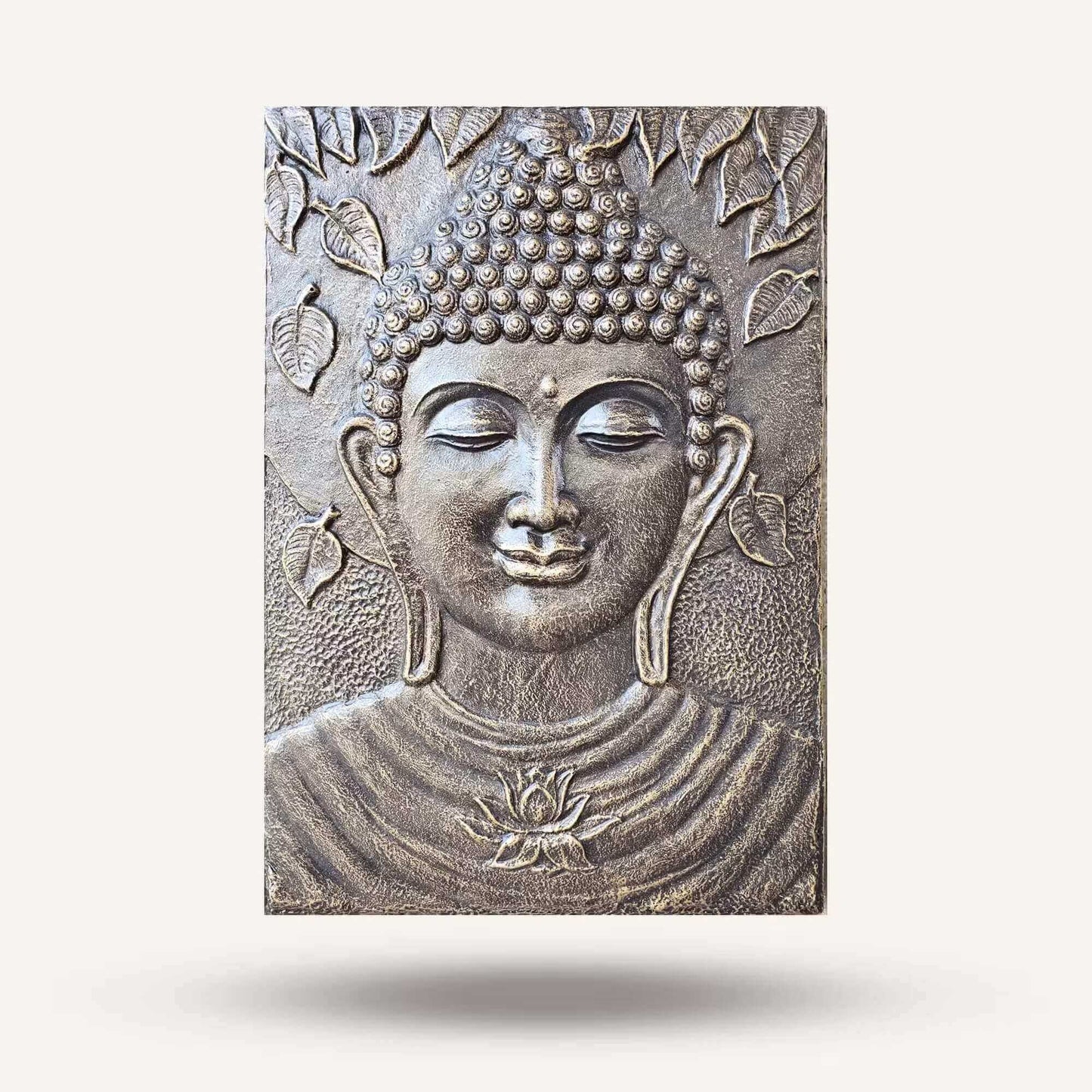 Sculpture murale Bouddha argent antique 70x100 cm, relief en ciment fibré avec finition patinée artisanale