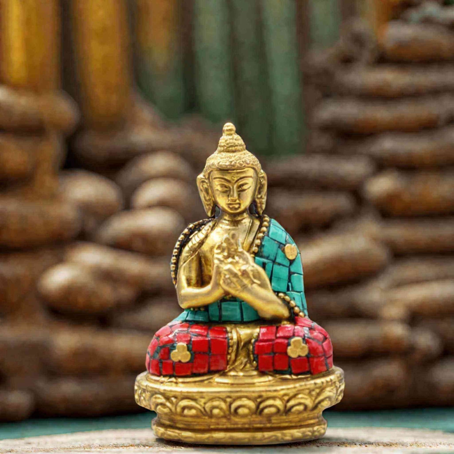 Sculpture Bouddha en laiton doré 7,5 cm avec mosaïques turquoise et rouges, figurine artisanale indienne de bénédiction – décoration spirituelle.