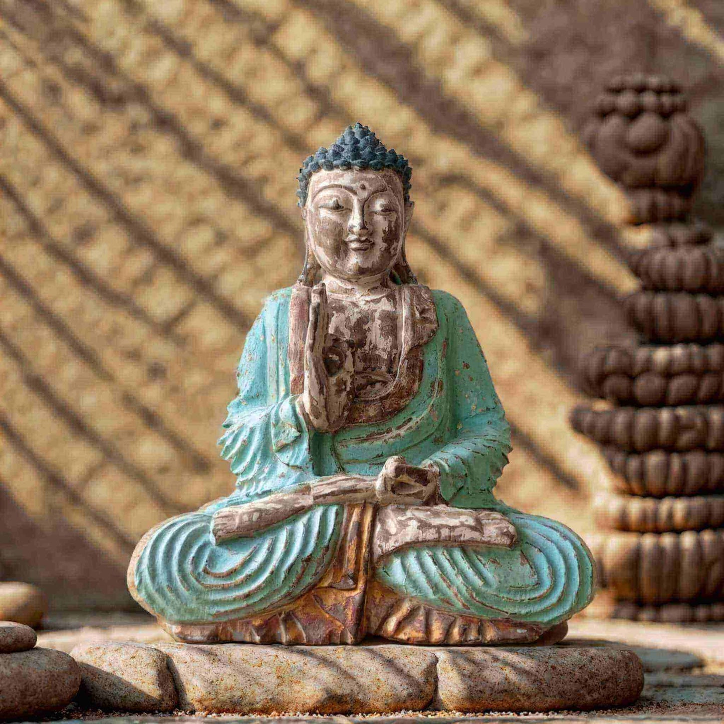 Statue de Bouddha enseignant en bois sculpté avec patine turquoise antique, position d’instruction, artisanat indonésien.