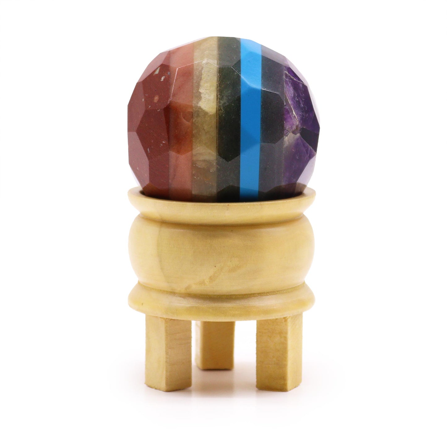 Sphère multicolore des 7 chakras sur élégant support en bois, reflets harmonieux des différentes pierres naturelles sous fond blanc.