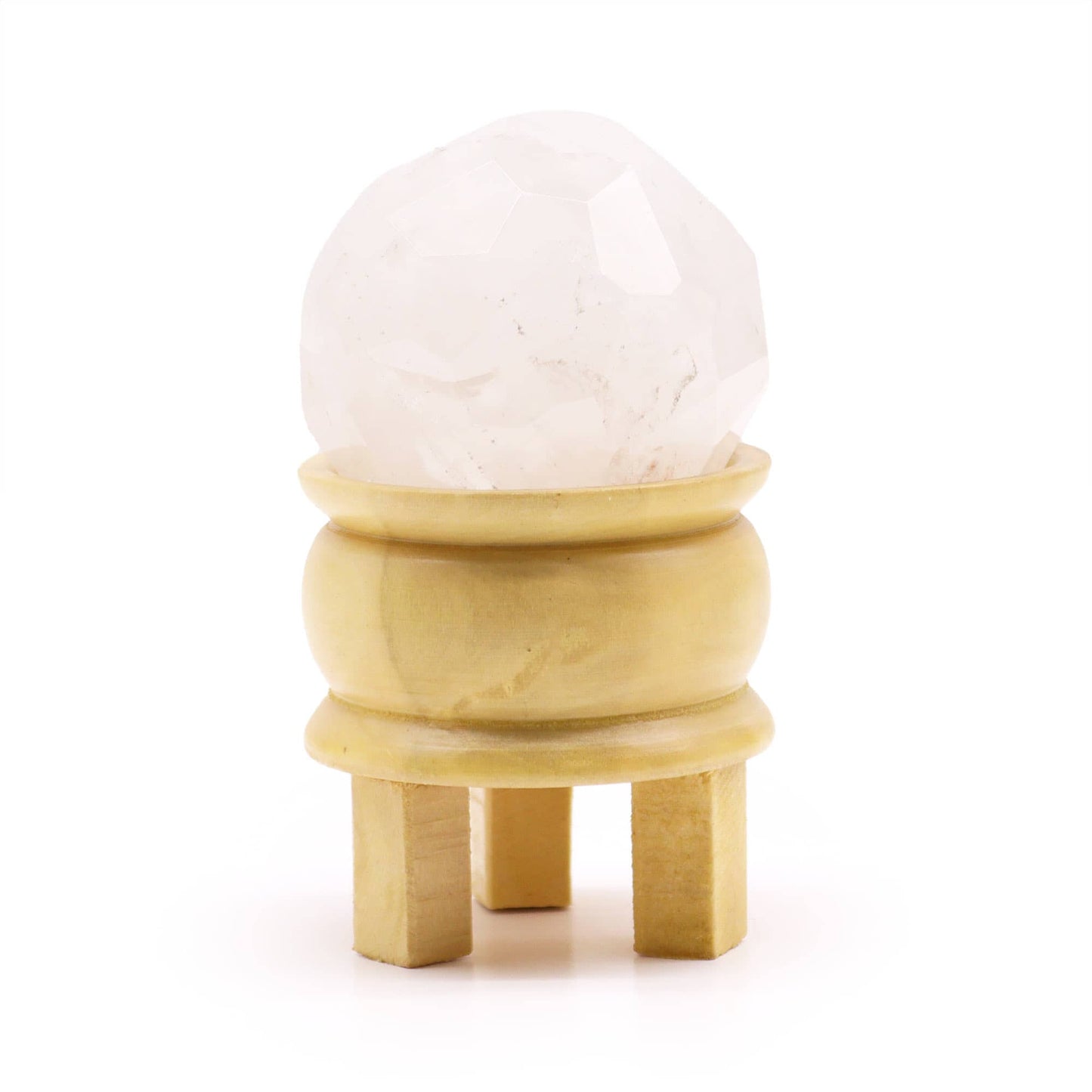Sphère facettée en Quartz Blanc cristallin aux reflets purs et lumineux, montée sur un support en bois clair sur un fond blanc.