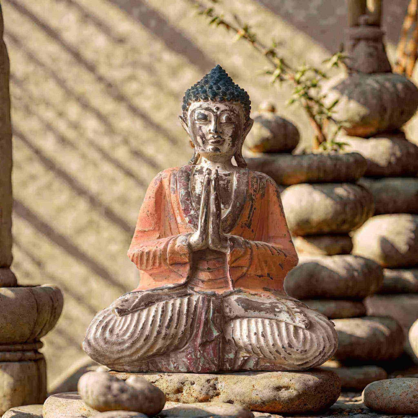 Statue Bouddha accueillant en bois patiné ocre, mudra Namaste, décor zen.