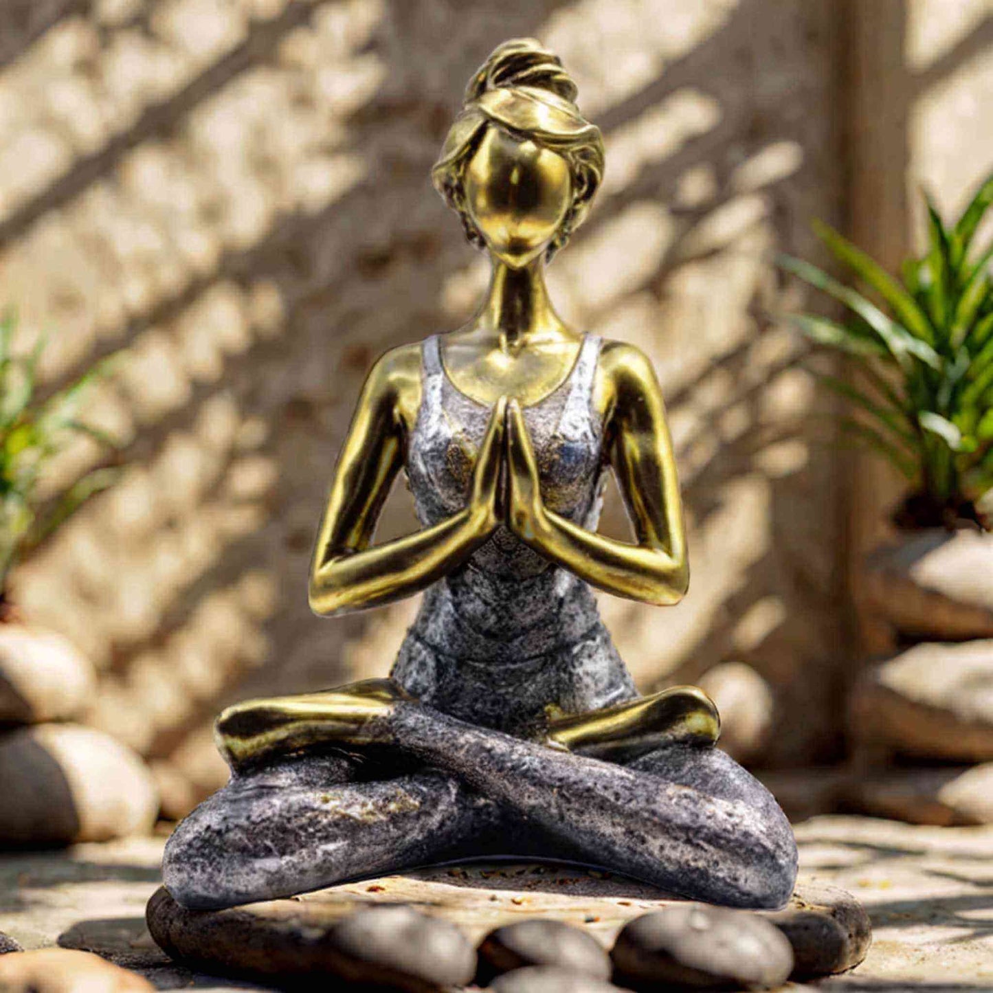 Statue yoga méditation en résine 24 cm, finition bronze et argent, femme en posture lotus avec mains jointes Anjali Mudra