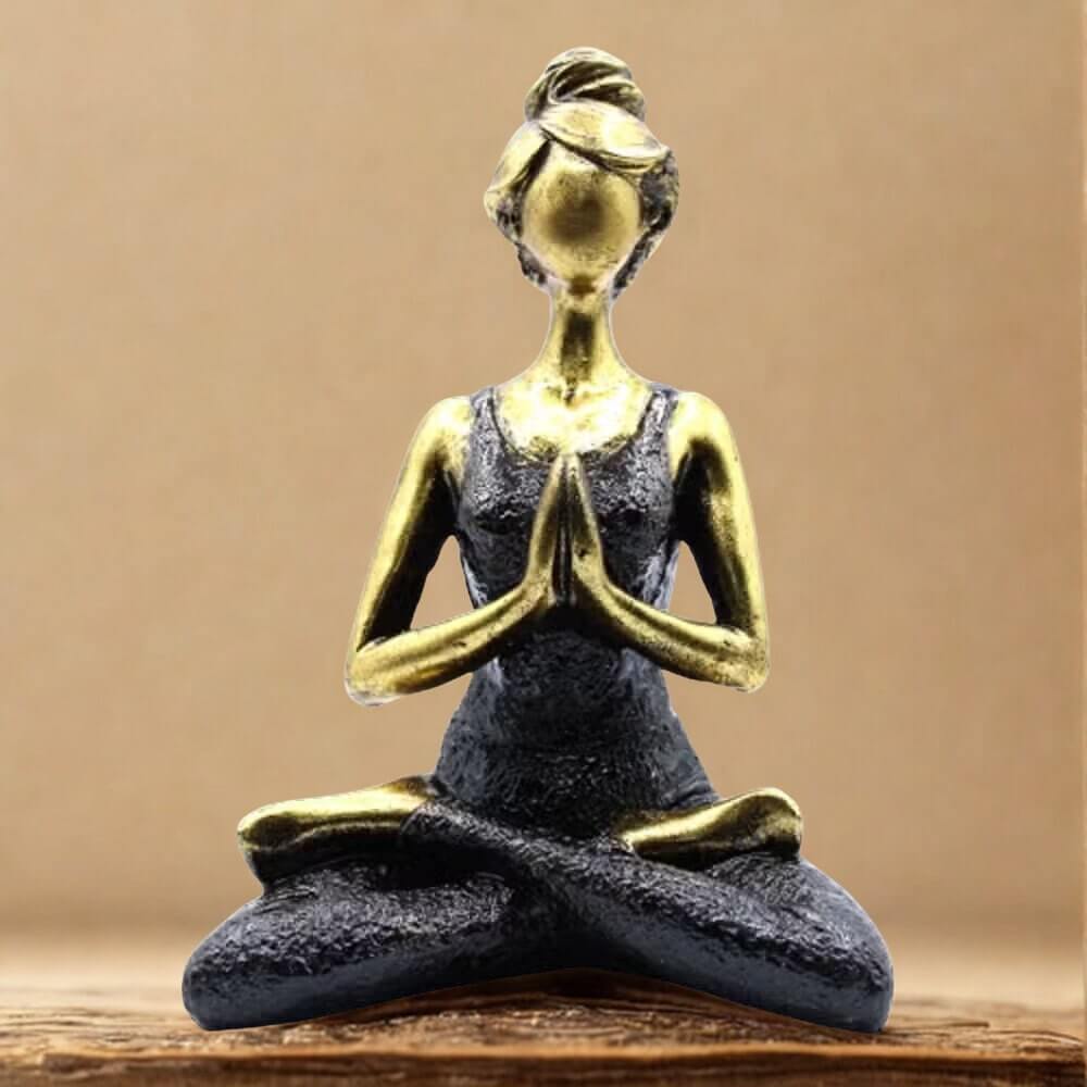 Statuette yoga méditation en résine 24 cm finition bronze et noir, femme en posture lotus avec mains en prière.