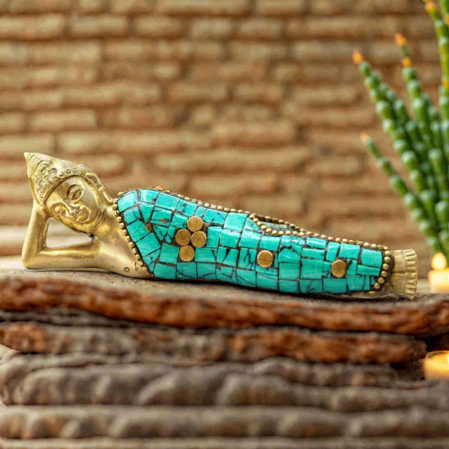 Statuette Bouddha reposant en laiton doré et incrustations turquoise, sculpture artisanale indienne symbole de détente et sérénité.