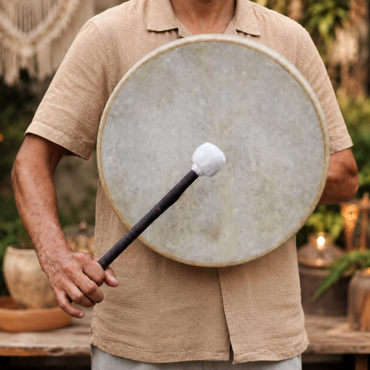 Tambour chamanique loup joué à la main avec sa baguette rembourrée.
