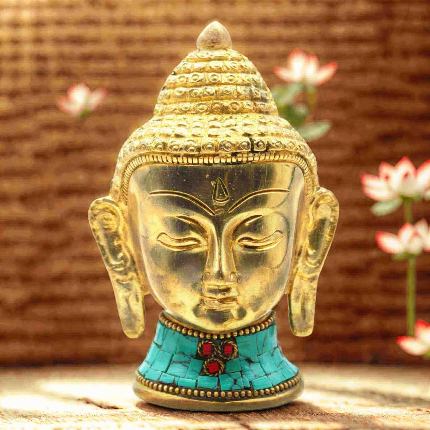 Tête de Bouddha en laiton doré ornée de pierres turquoise et corail, sculpture artisanale indienne de 11,5 cm symbolisant prospérité et élévation spirituelle.