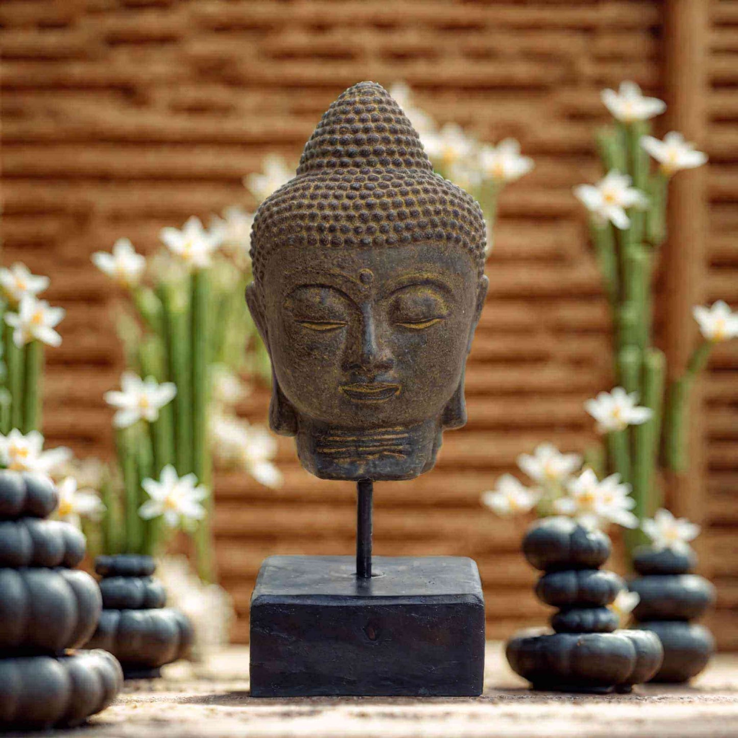 Tête de Bouddha gris antique sur socle noir – Sculpture artisanale en béton, décoration zen et spirituelle pour intérieur.