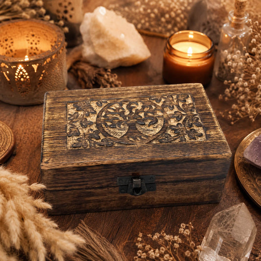 Boîte à bijoux en bois avec motif Arbre de Vie sculpté entouré de fleurs.
