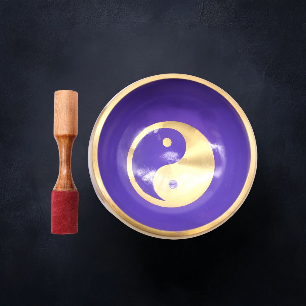 Intérieur bol tibétain violet de 14 cm avec un symbole Yin Yang doré, bordure dorée, accompagné d'un fuseau en bois en velours rouge.