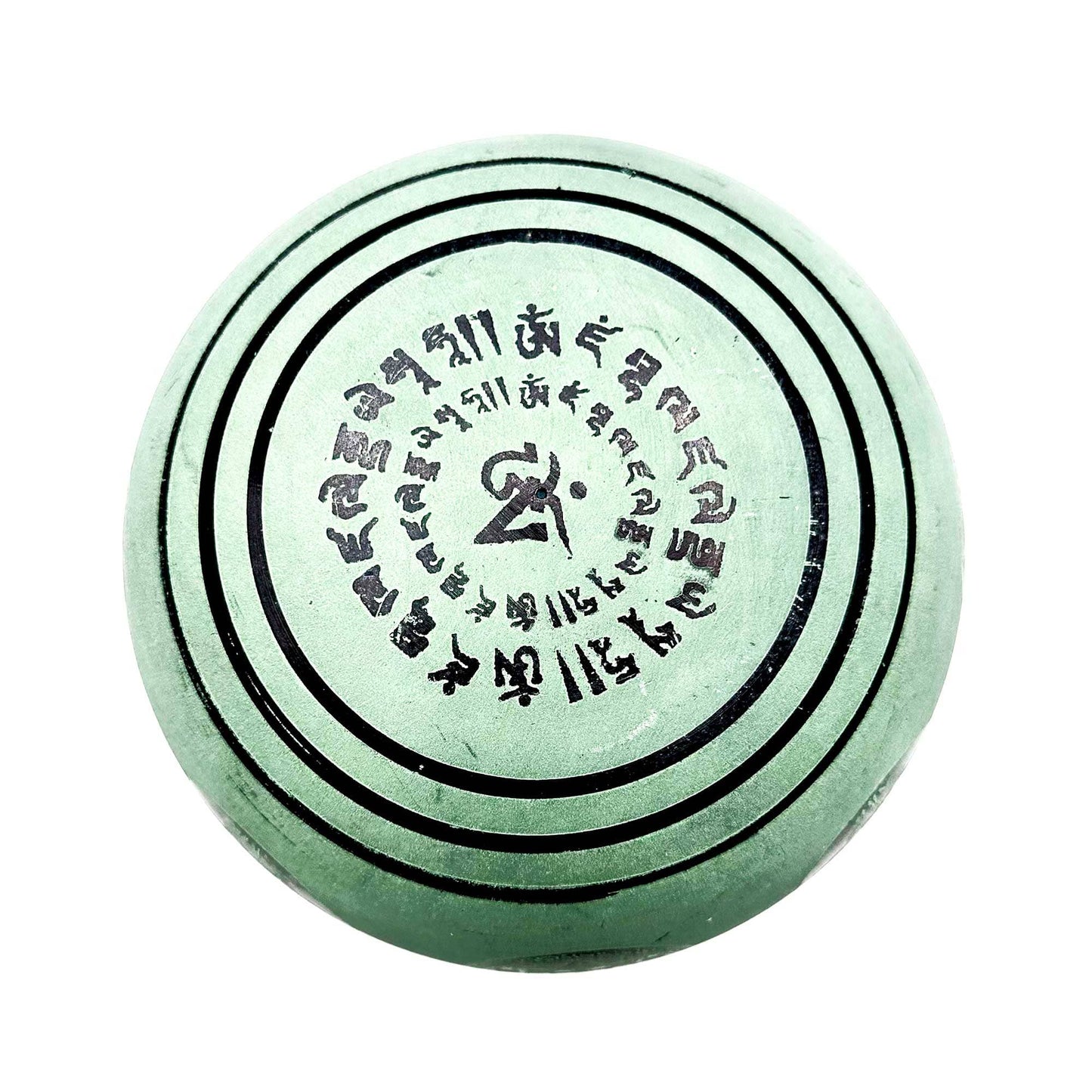 Dos d'un bol tibétain vert avec des mantras noirs gravés