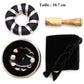 Intérieur bol tibétain noir de 10,7 cm avec différentes lunes dorées, bordure dorée, accompagné d'un fuseau en bois, d'un coussin noir et argent, ainsi que d'un sac.