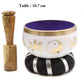 Bol tibétain blanc de 10,7 cm avec des symboles Yin Yang et des feuilles dorées, bordure dorée, accompagné d'un coussin noir et argent, et d'un fuseau en bois.