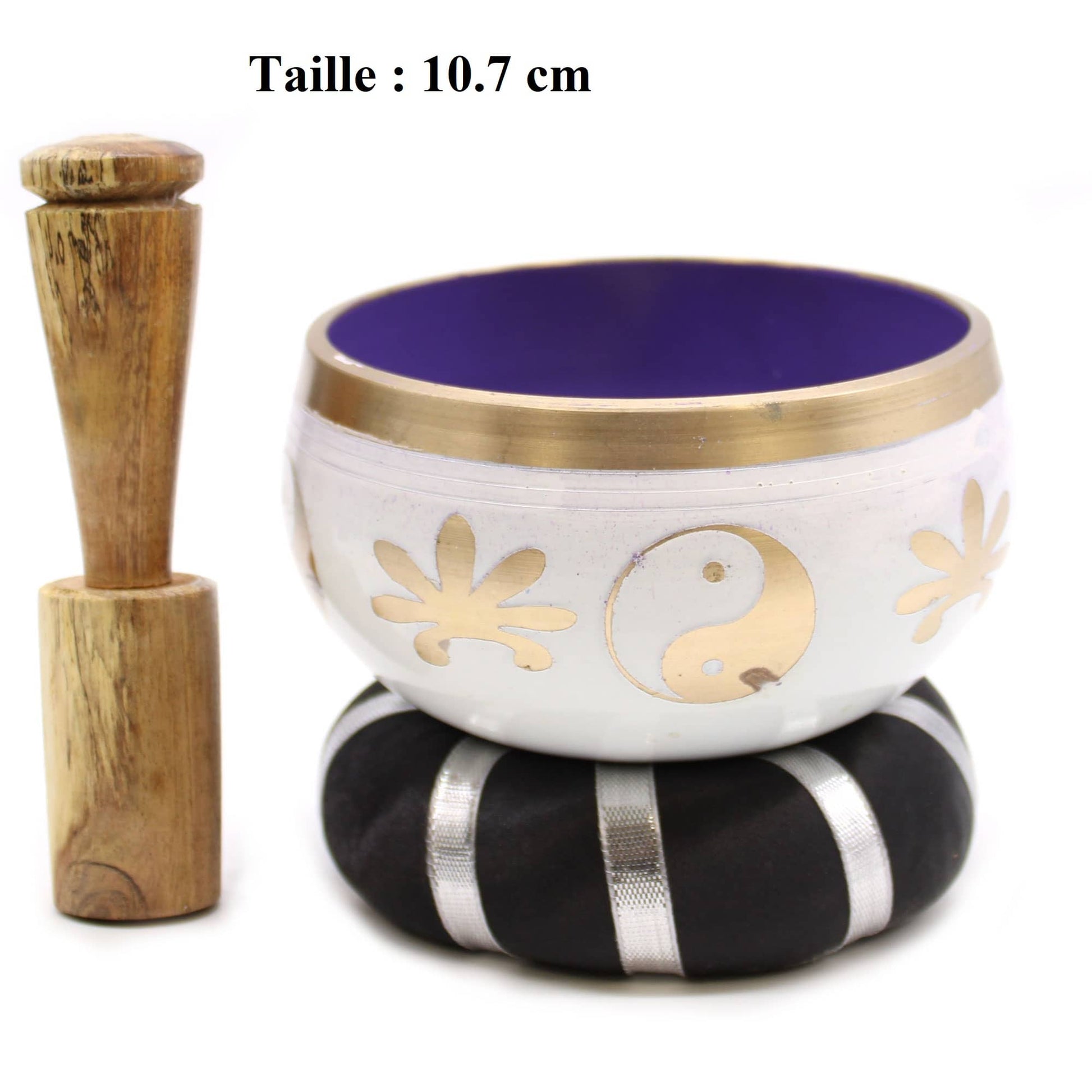 Bol tibétain blanc de 10,7 cm avec des symboles Yin Yang et des feuilles dorées, bordure dorée, accompagné d'un coussin noir et argent, et d'un fuseau en bois.